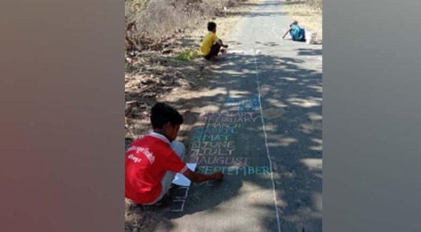 কাগজ কেনার টাকা নেই, রাস্তায় চলছে লেখাপড়া